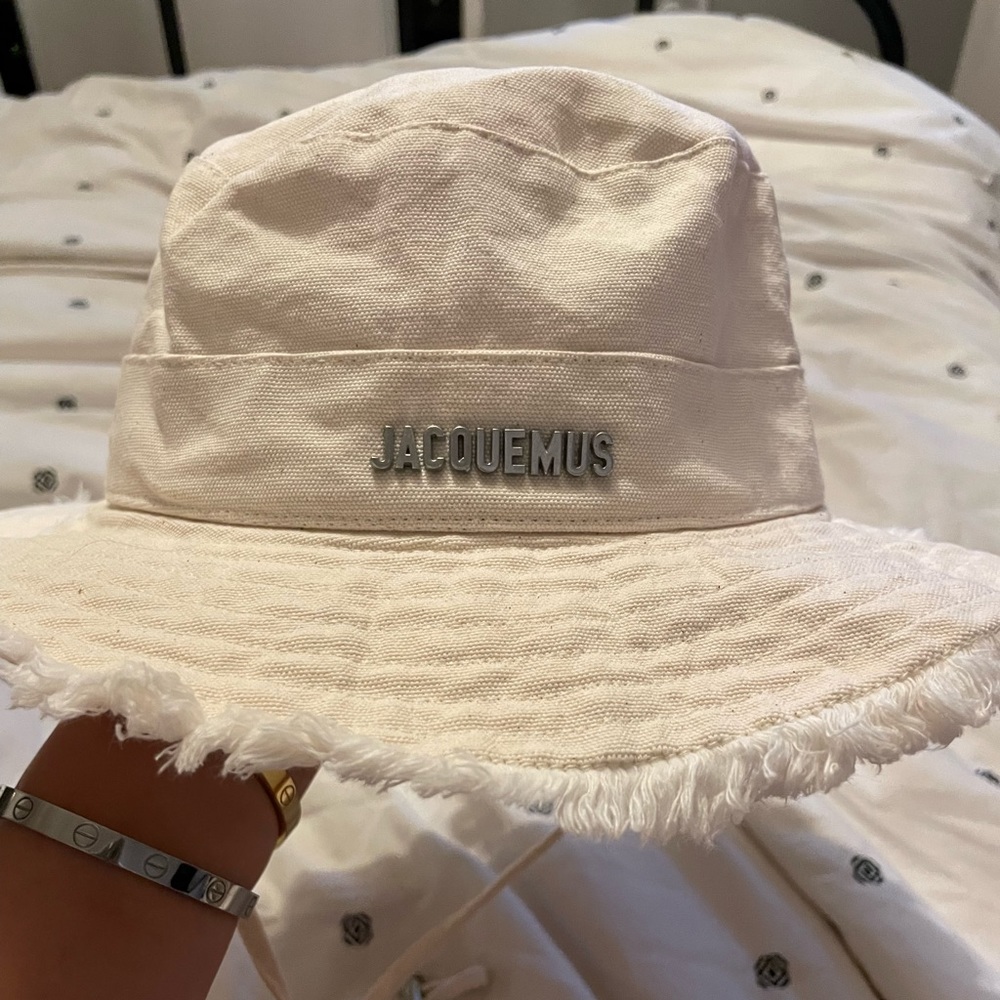 JACQUEMUS cream bucket hat.